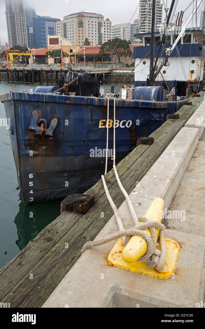 San Diego, California - un arrugginito barca da pesca a un molo nella Baia di San Diego. Foto Stock
