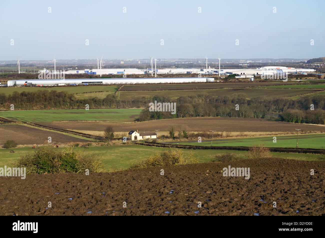 Nissan fabbrica di automobili Sunderland visto attraverso la campagna a nord-est dell' Inghilterra REGNO UNITO Foto Stock