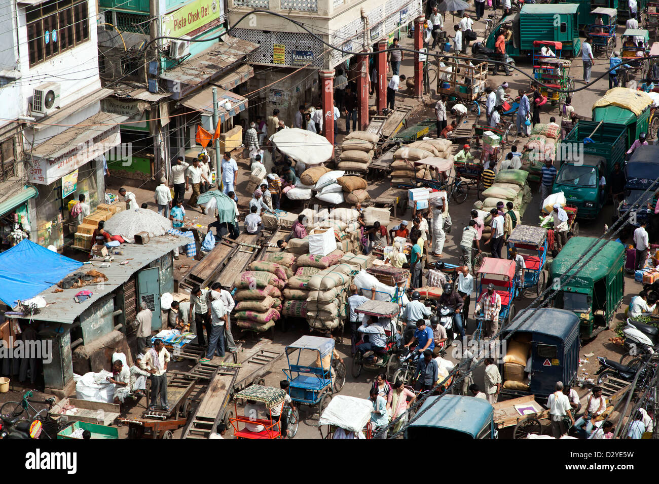 Strada trafficata, Vecchia Delhi, India Foto Stock