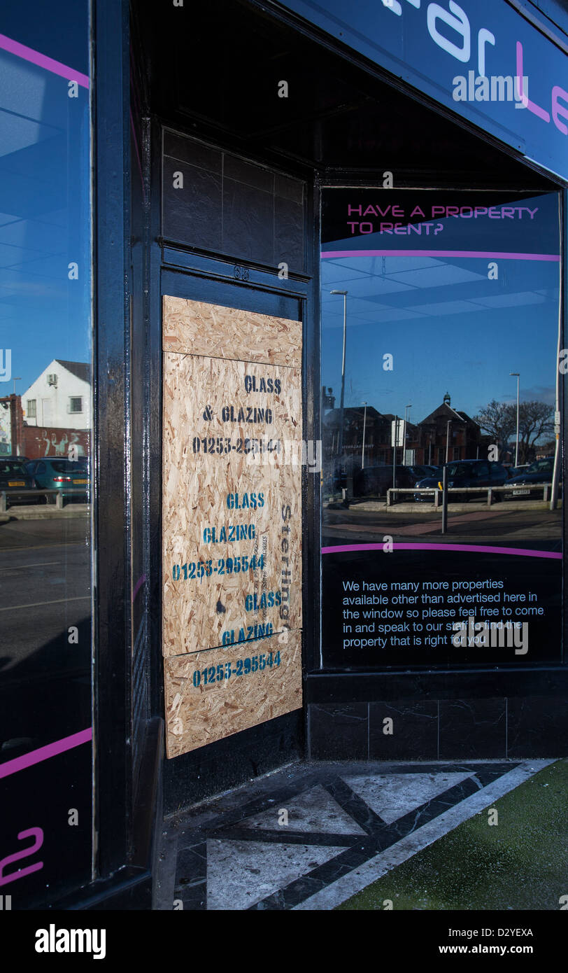 "Black Bear Lettings' 174 chiesa St Blackpool Lancashire  soggetto ad atti vandalici e chiuso di agenti immobiliari, REGNO UNITO Foto Stock