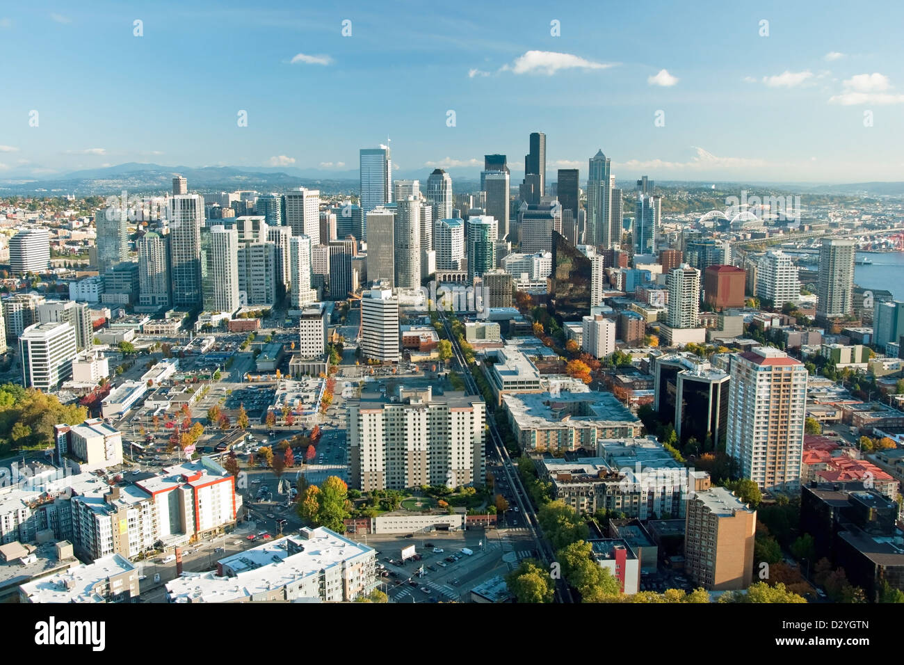 Seattle Downtown skyline con vista del Mt.Rainier in distanza Foto Stock