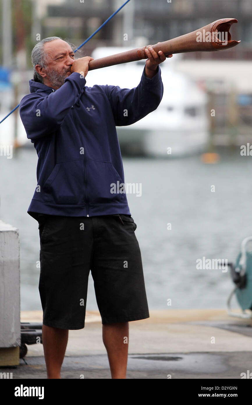 04.02.2012. Auckland, Nuova Zelanda. Il secondo Team New Zealand AC72 catamarano è chiamato per la prossima Coppa America regata. Team sede neozelandese, viadotto del porto di Auckland. 4 febbraio 2013. Foto Stock
