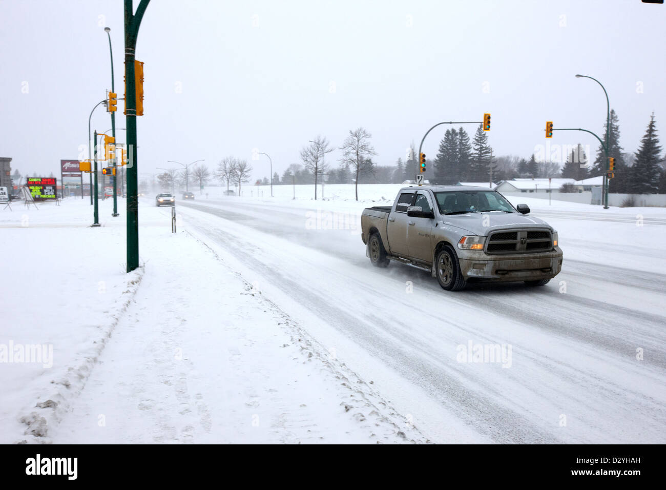 Le vetture che viaggiano lungo la 8th street in condizioni di blizzard Saskatoon Saskatchewan Canada Foto Stock