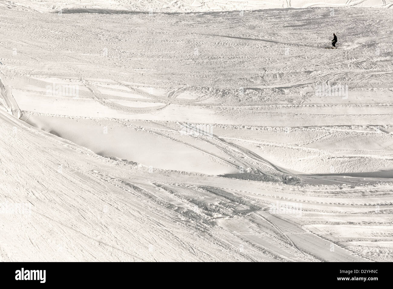 Abstract di piste da sci con uno sciatore silhouette Foto Stock