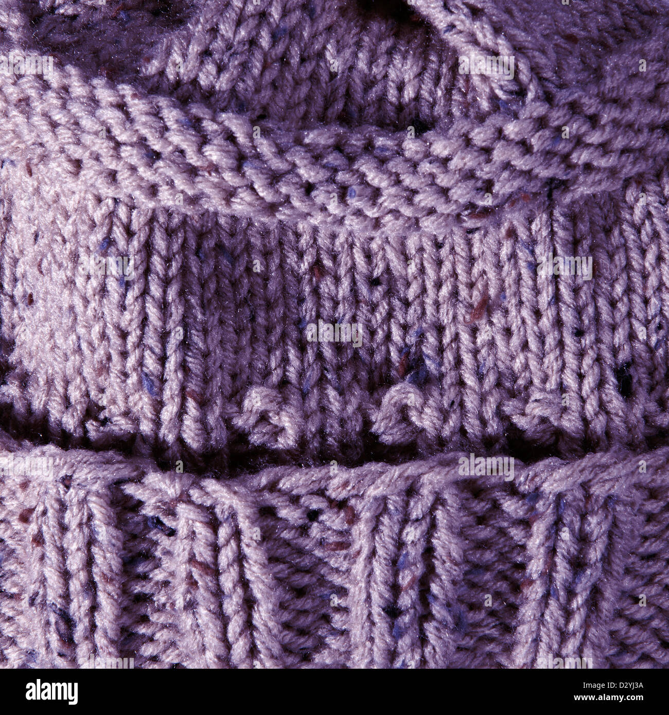 Close up di maglia fatti a mano hat fatta di filo viola Foto Stock