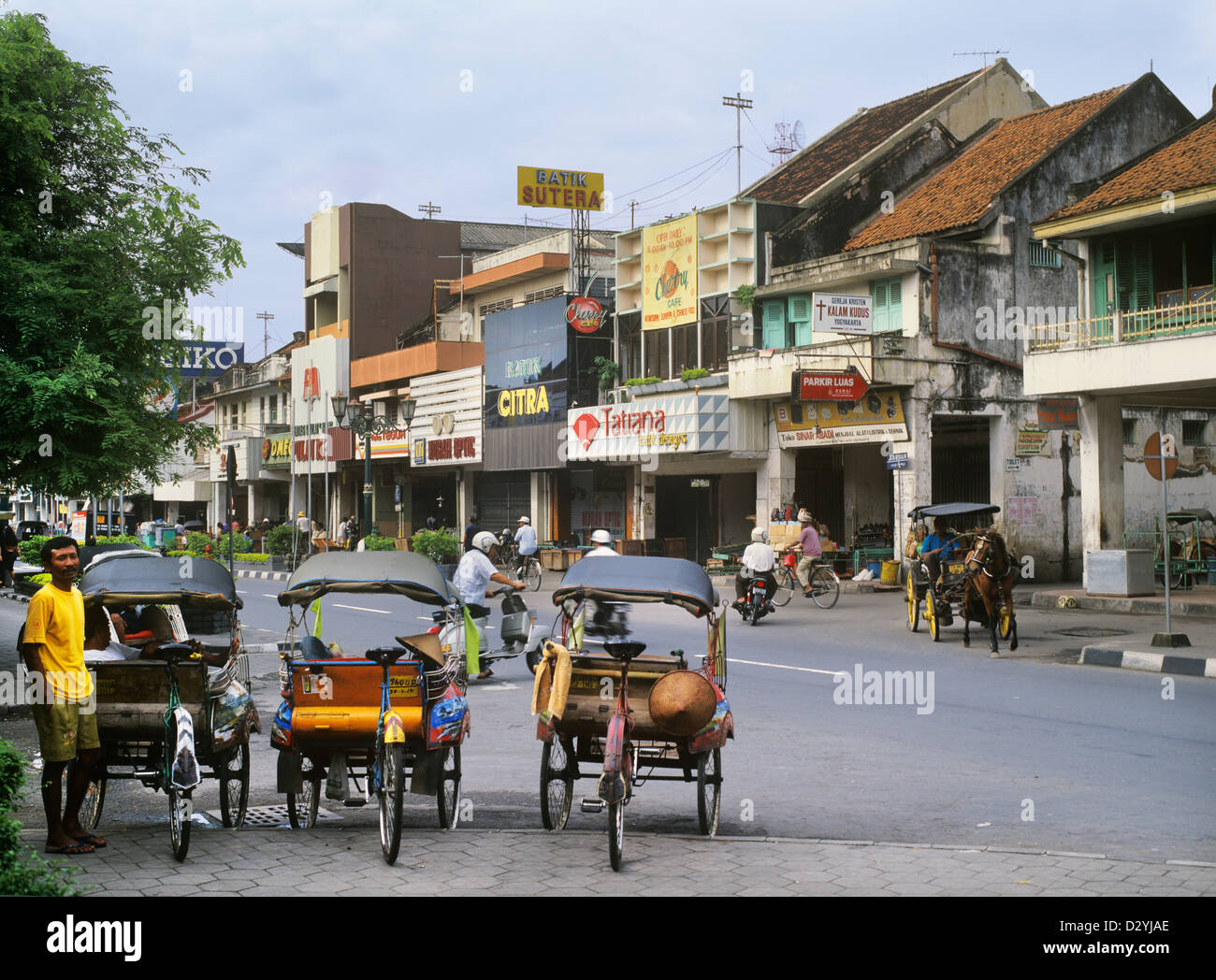 Indonesia, Java Centrale, Yogyakarta, scene di strada presso Jalan Malioboro, Yogya la principale arteria Foto Stock