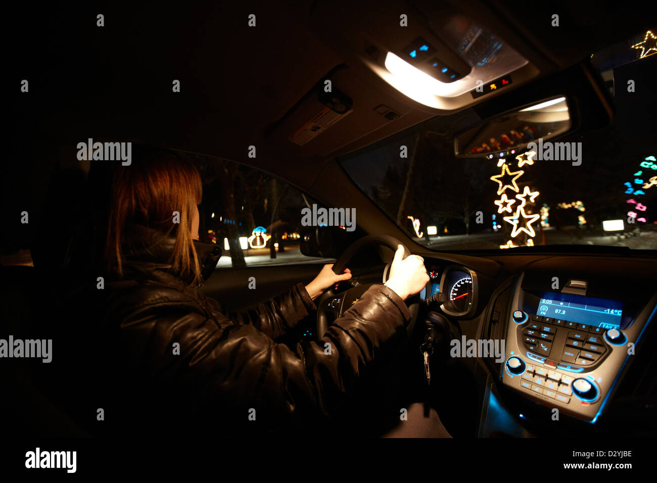 Donna alla guida illuminata attraverso la foresta incantata attrazione di notte Saskatoon Saskatchewan Canada Foto Stock