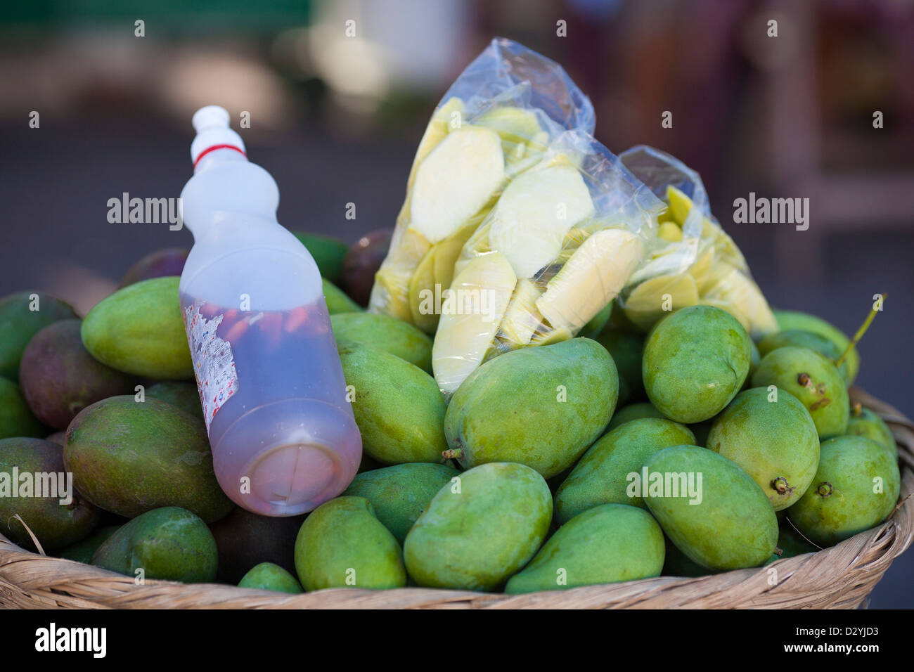 Green Mango per la vendita in corrispondenza di un lato della strada in stallo in Granada, Nicaragua. Si mangiano con la salsa e sale Foto Stock