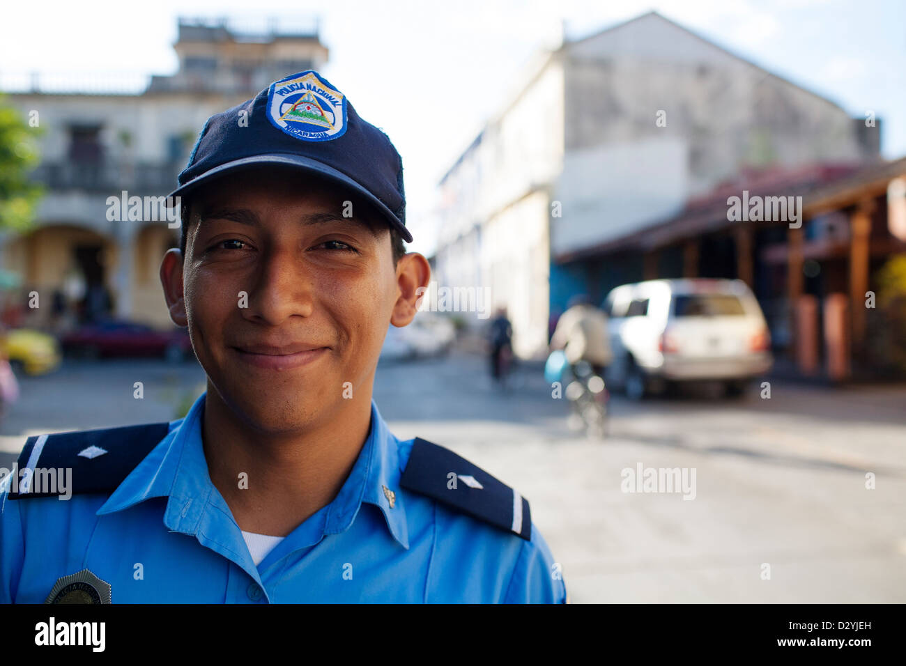 Un ritratto di una giovane polizia nicaraguense uomo che indossa un cappello da baseball e sorridente in Granada Nicaragua Foto Stock