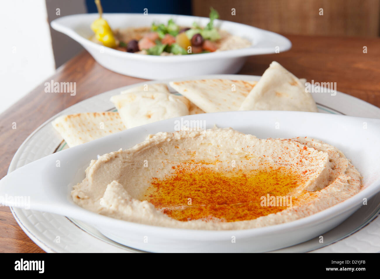 Variata del Medio Oriente mediterraneo antipasti stile compresi hummus, tabouli insalata e pane pita. Foto Stock