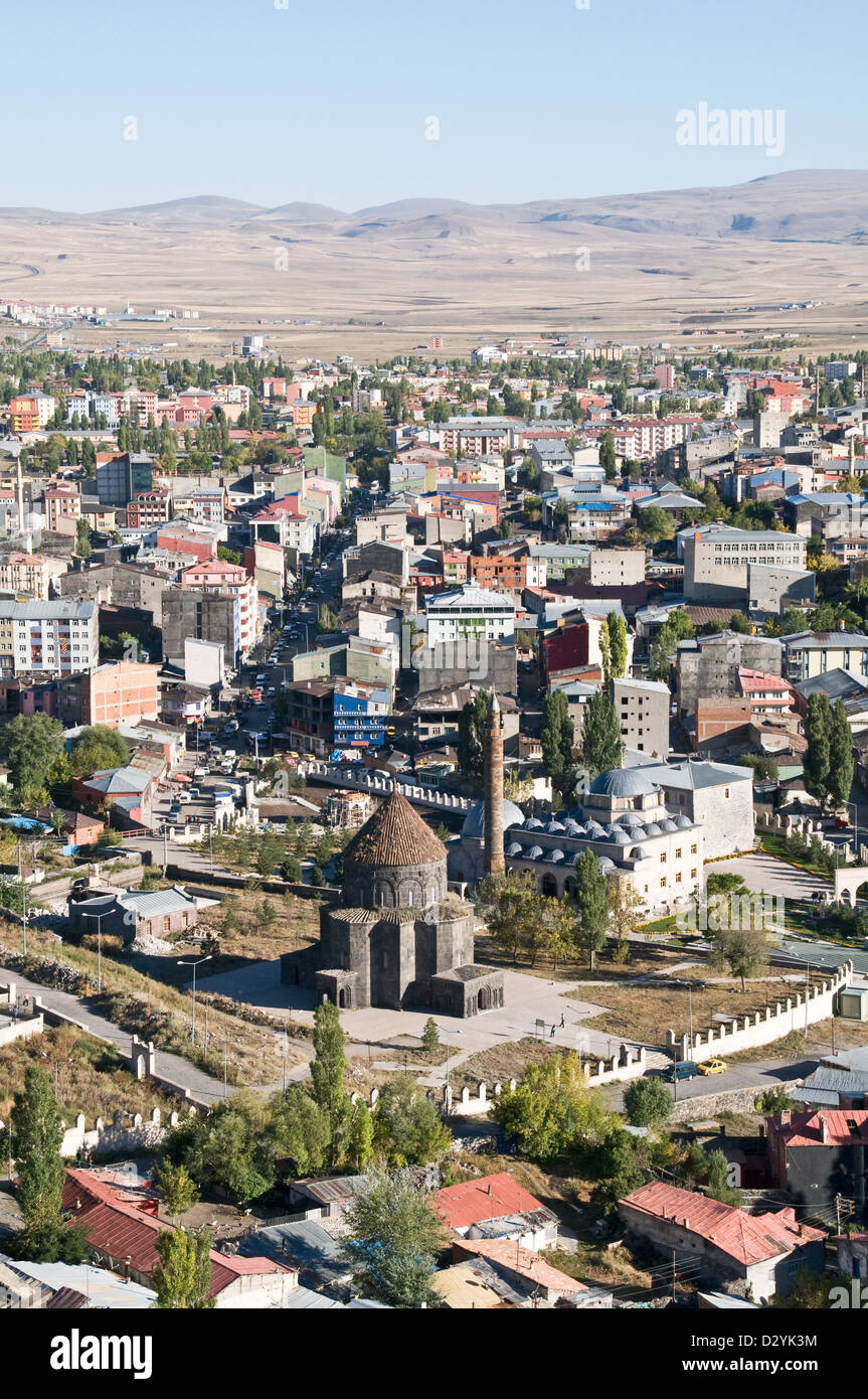 La chiesa armena dei Santi Apostoli del X secolo e la cattedrale nella città turca di Kars, nella regione dell'Anatolia Orientale della Turchia nordorientale. Foto Stock
