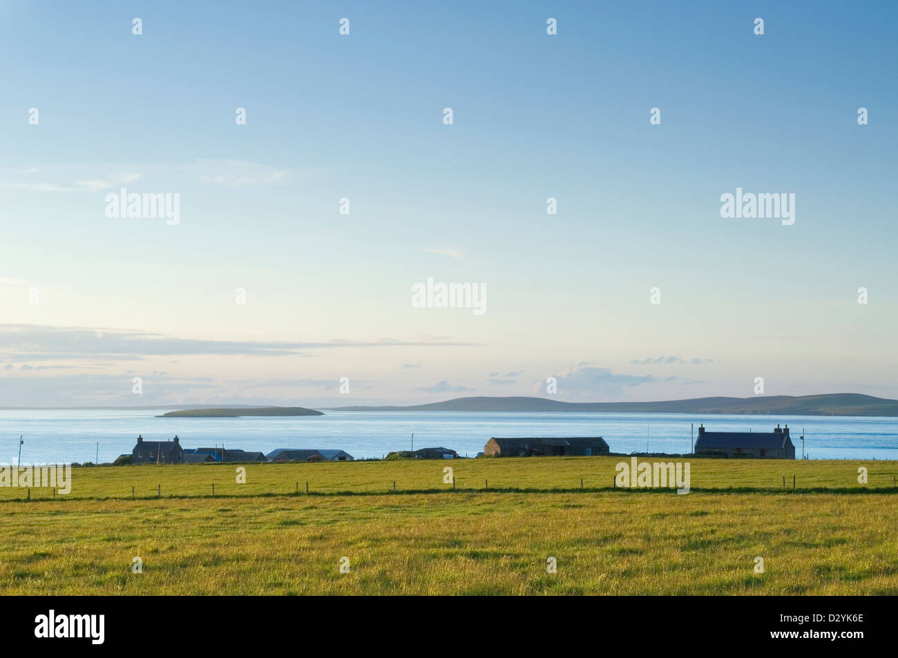 Cottages in serata sull isola di Shapinsay, Orkney Islands, Scozia. Isola della distanza è Eday. Foto Stock