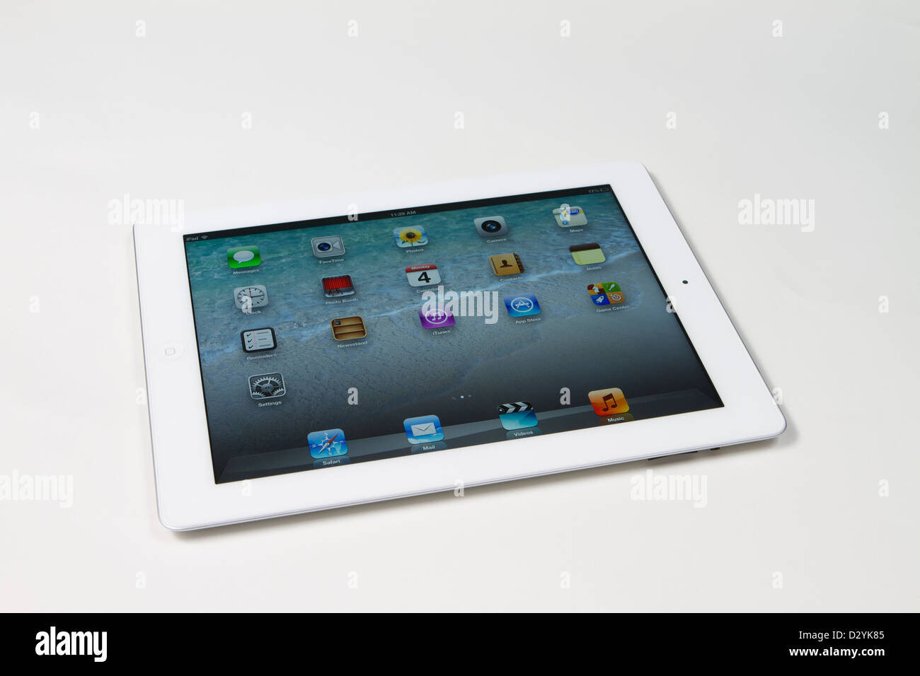 Ipad bianco su sfondo bianco che mostra il desktop display Retina Foto Stock