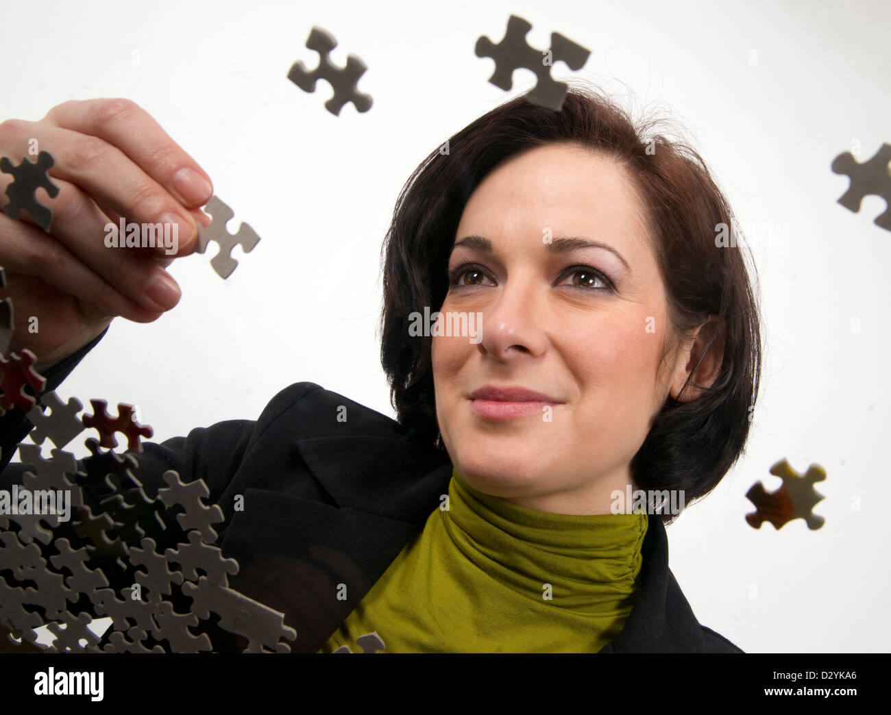 Femmina tenendo in mano un pezzo del puzzle Foto Stock