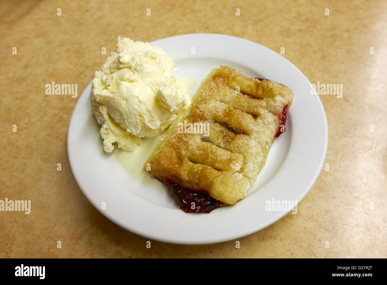Cotto in forno a microonde torta di frutta e gelato a la modalità in una economici diner in America del nord Foto Stock