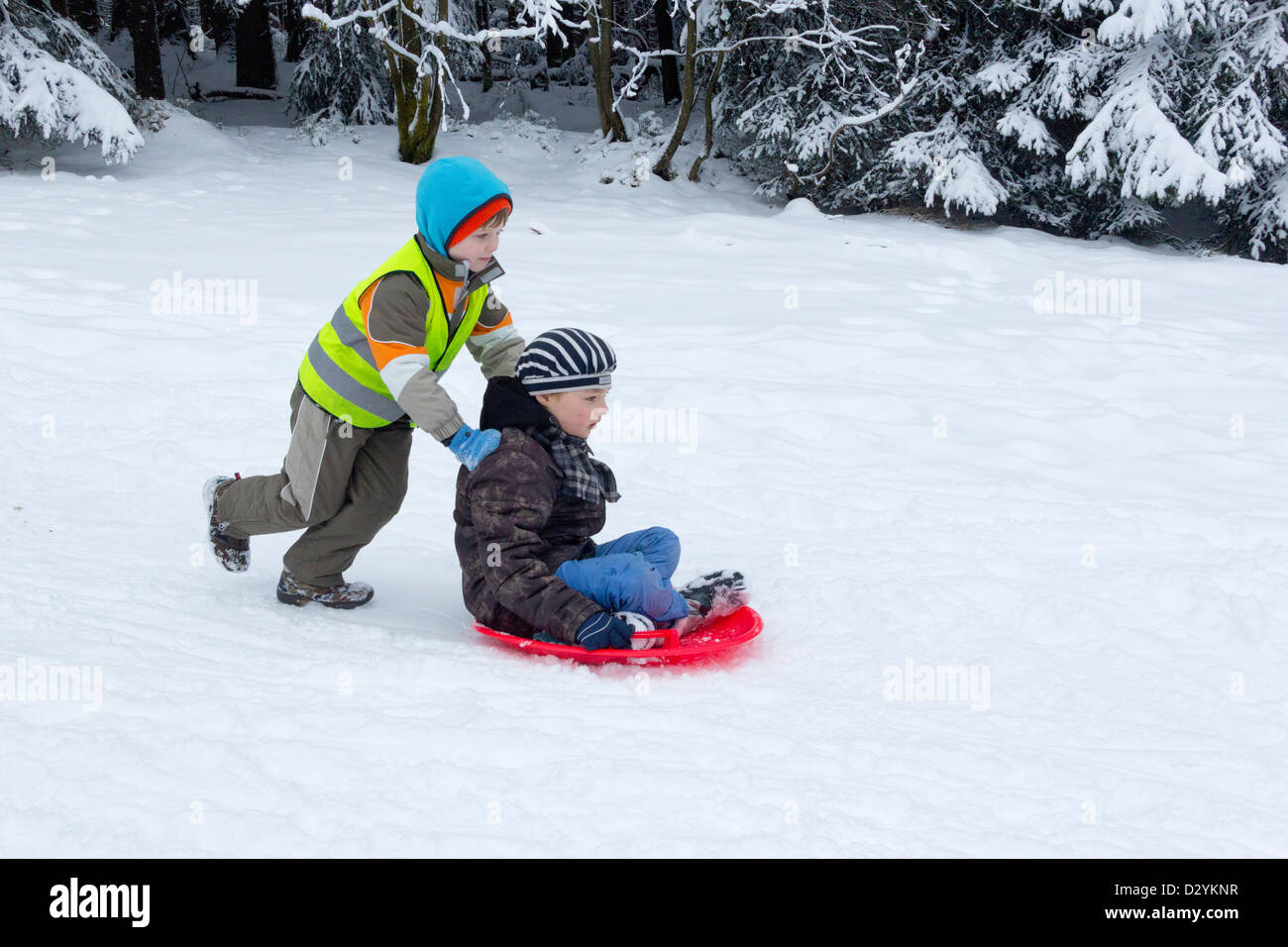 Due bambini slittino insieme Foto Stock