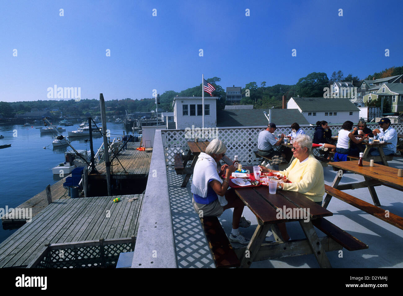 Elk282-1487 Maine, Pemaquid Point, Porto Nuovo, mangiando aragosta su ristorante deck Foto Stock