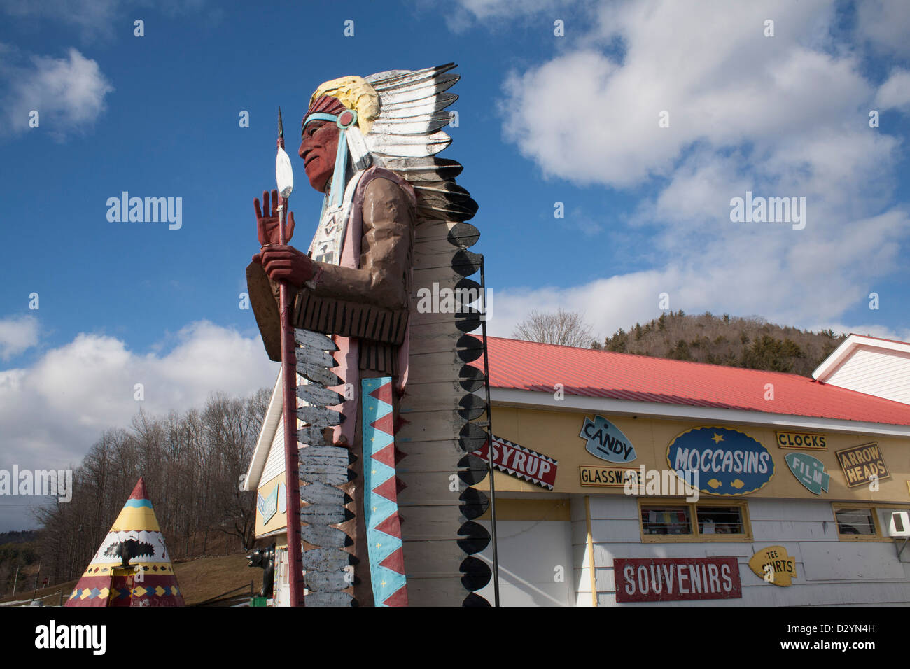 Un negozio di souvenir con Native American merci e una gigantesca scultura in Nuova Inghilterra è chiuso per la stagione invernale. Foto Stock Un negozio di souvenir con Native American merci e una gigantesca scultura in Nuova Inghilterra è chiuso per la stagione invernale. Foto Stock