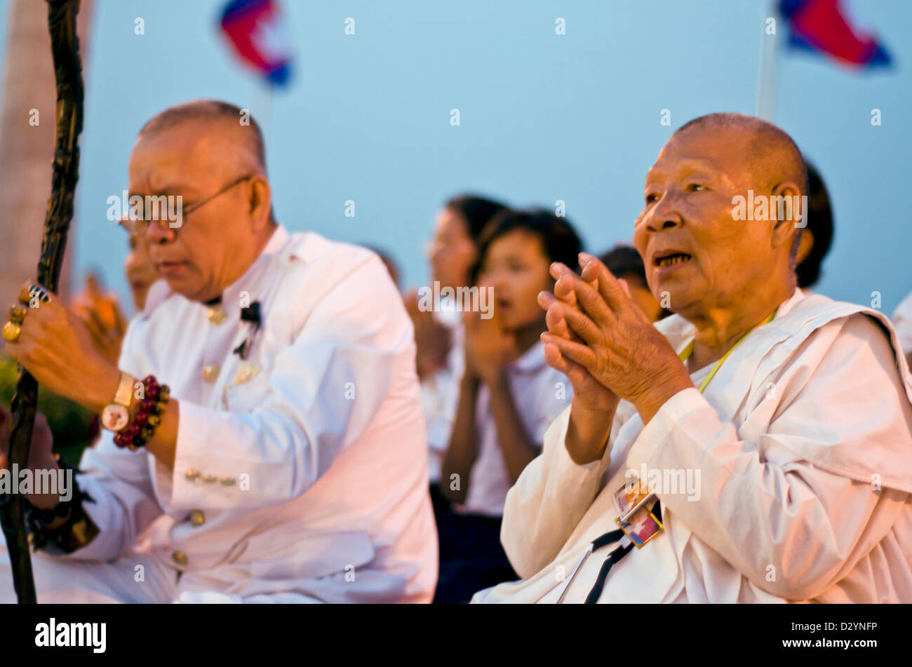 Persone in lutto davanti al Palazzo Reale il canto in onore del defunto re Norodom Sihanouk ,la notte prima della sua cremazione,Phnom Penh,Cambogia,su 03, Febbraio,2013. Foto Stock