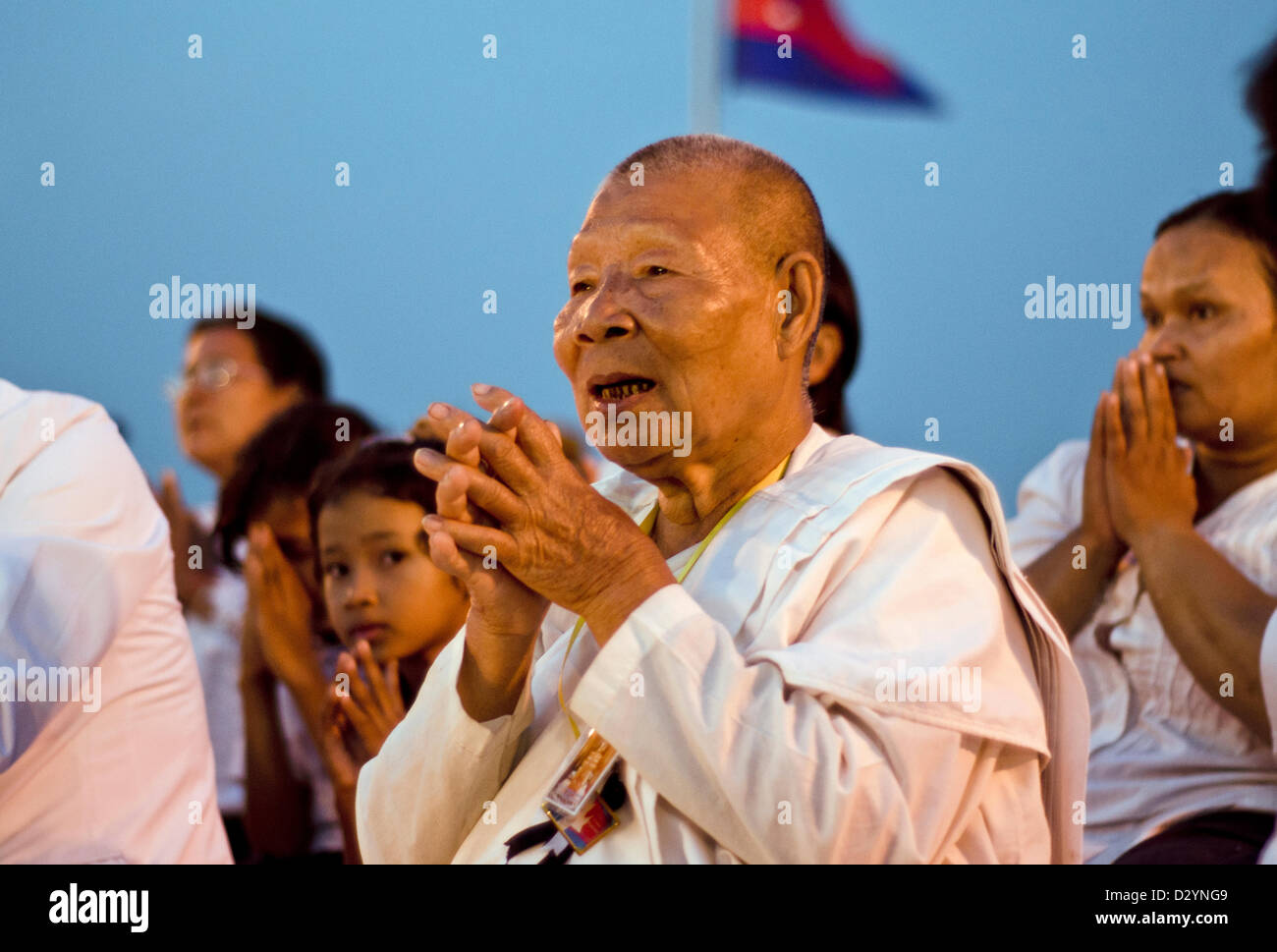 Persone in lutto davanti al Palazzo Reale il canto in onore del defunto re Norodom Sihanouk ,la notte prima della sua cremazione,Phnom Penh,Cambogia,su 03, Febbraio,2013. Foto Stock