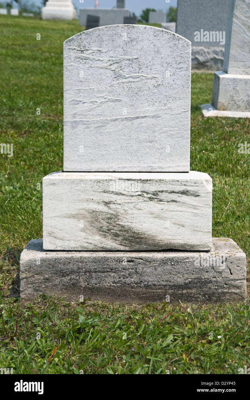 Stock Foto del cimitero vuoto headstone in estate, pronti ad aggiungere il vostro testo. Foto Stock
