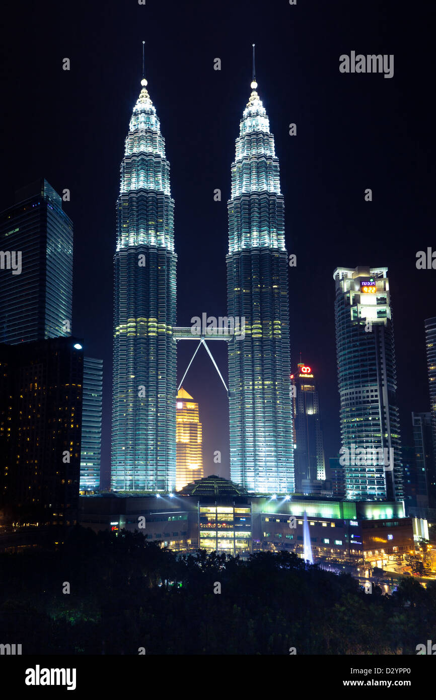 Petronas Twin Towers di notte, vista da Traders Hotel. Kuala Lumpur, Malesia. Foto Stock