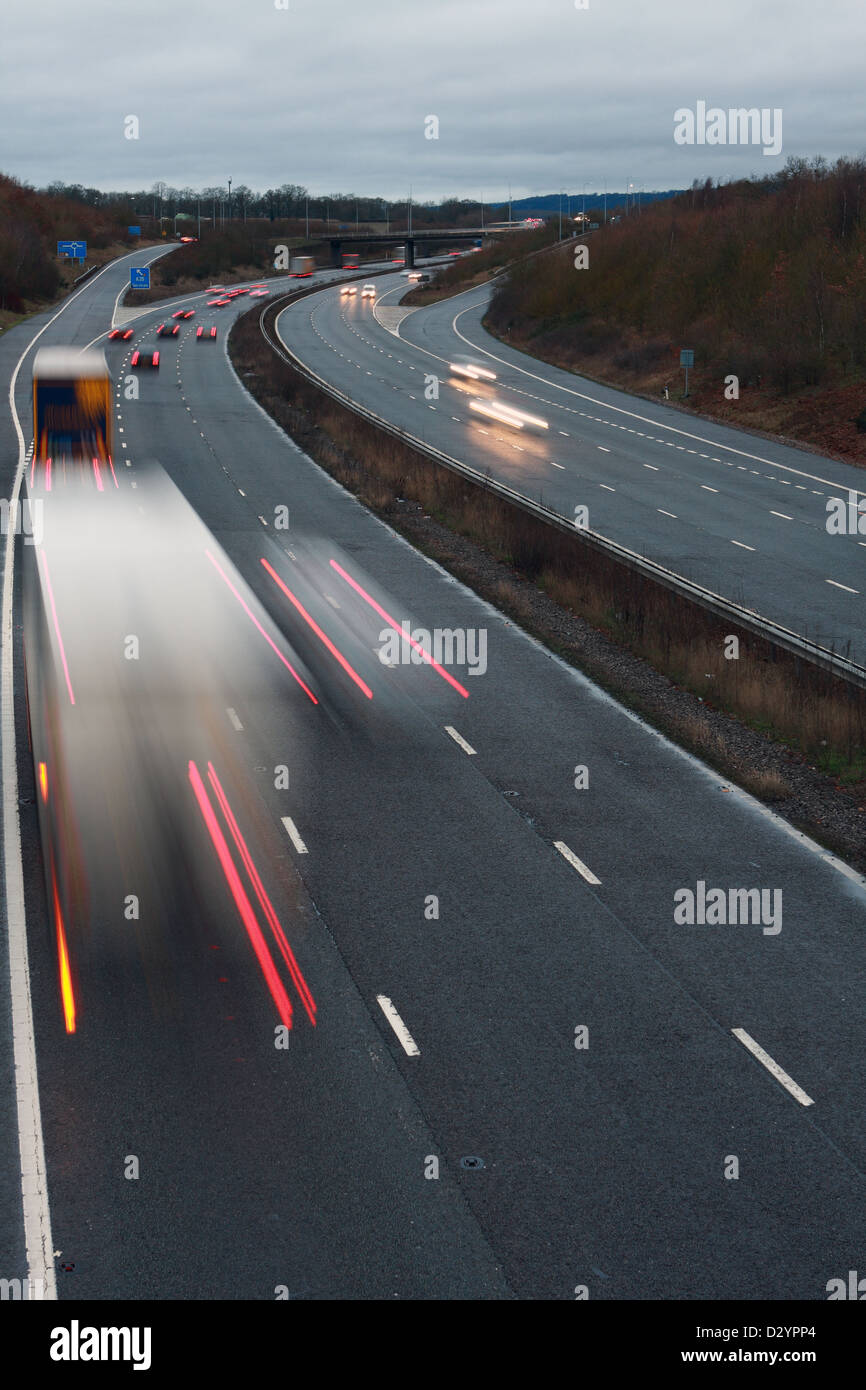 Una luce bassa shot di traffico che viaggia lungo l'autostrada M20 nel Kent, Inghilterra Foto Stock