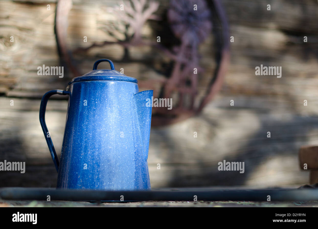 Un vecchio stile in smalto blu caffettiera, presso un vecchio west dude ranch Foto Stock