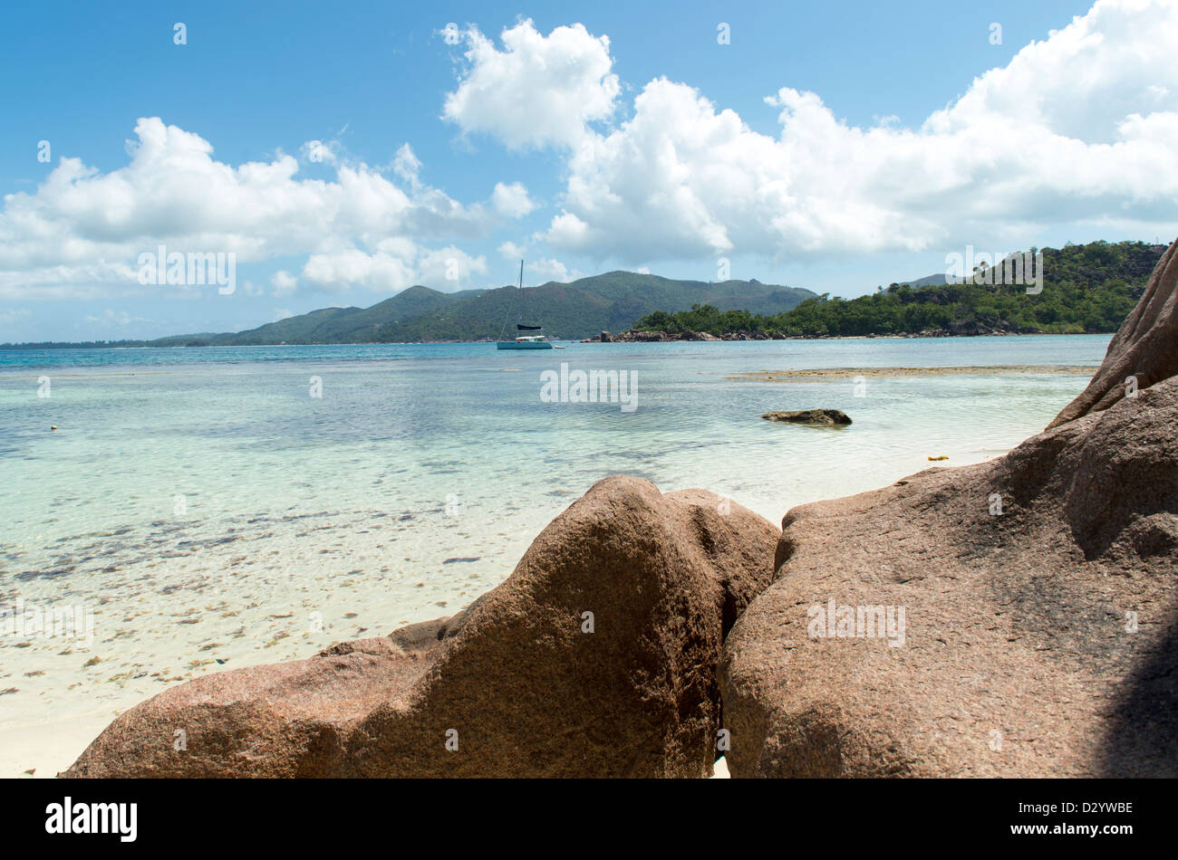 Tropicale sulla spiaggia di sabbia sulle isole Seicelle Foto Stock