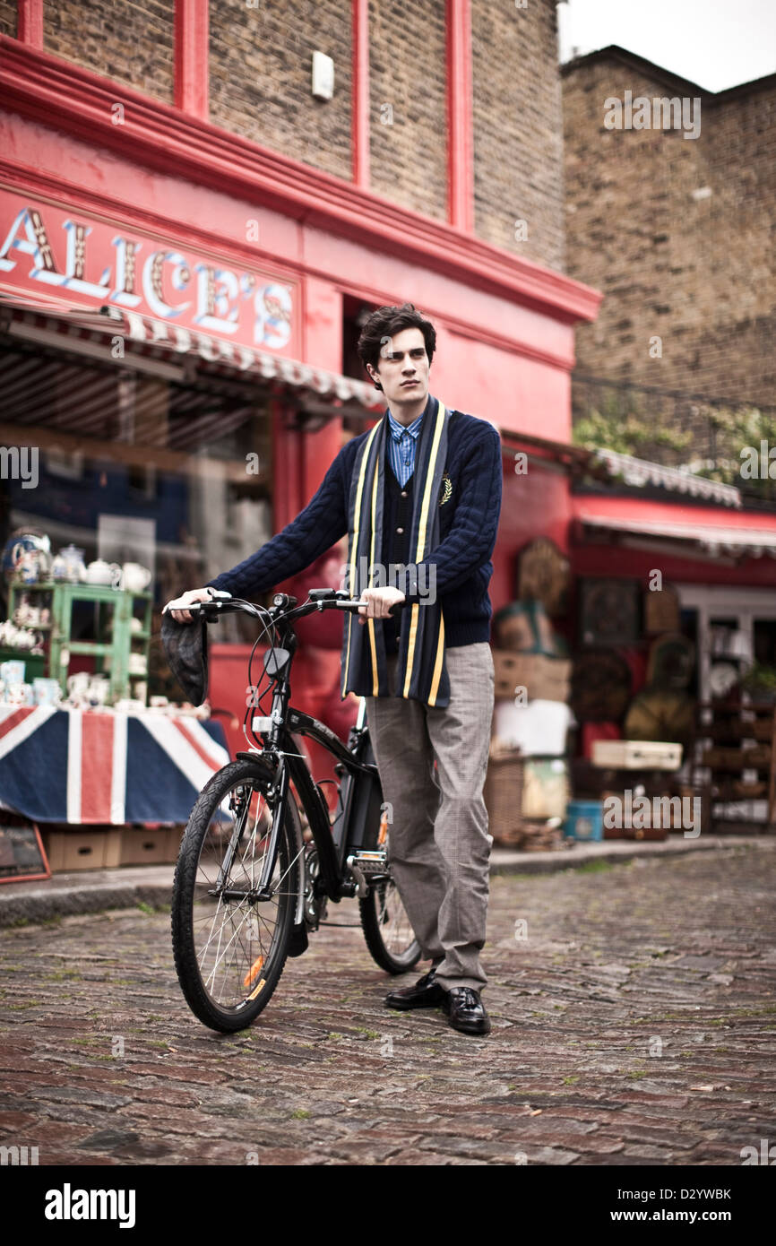 Uomo in piedi con la bicicletta elettrica, London, Regno Unito Foto Stock