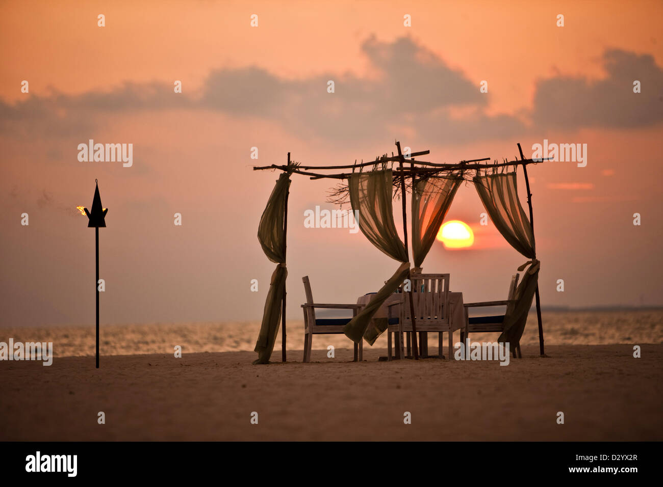 Tavolo e sedie con tettoia sulla spiaggia delle Maldive Foto Stock