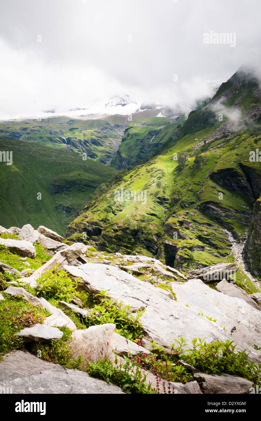 Montagne verdi e picchi innevati in nuvole, Himalaya, Rohtang Pass, India del Nord Foto Stock