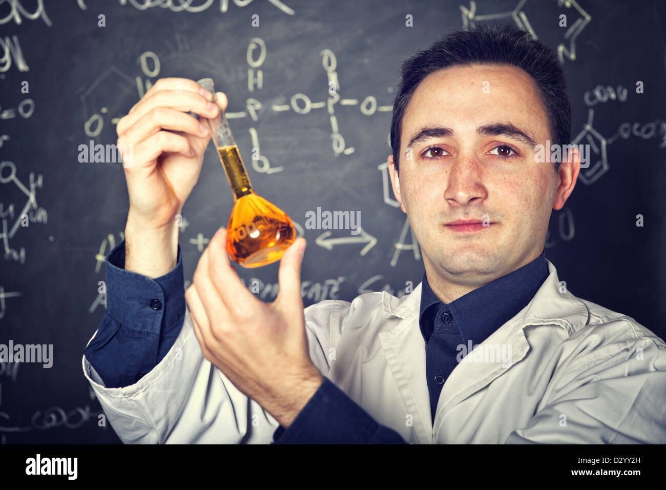 Insegnante di chimica e di sfondo blackboard Foto Stock
