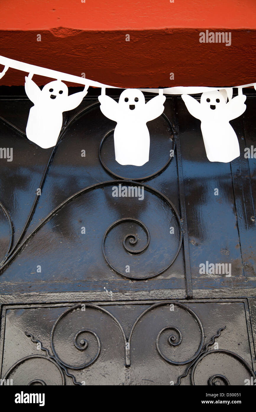 Giorno dei Morti tagliare fuori i fantasmi oltre la porta anteriore in Oaxaca - Messico Foto Stock