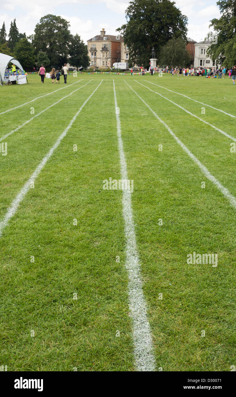 Via di corsa le piste marcate sull'erba a Gloucester Park per il divertimento degli eventi a Gloucester carnevale 2012. Foto Stock
