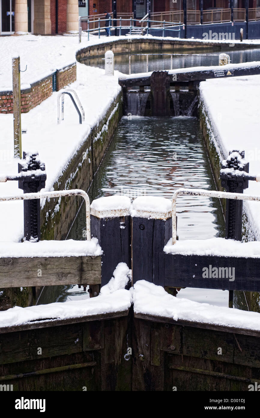Cancelli di blocco sulla Oxford Canal a Banbury in inverno, Oxfordshire. Foto Stock