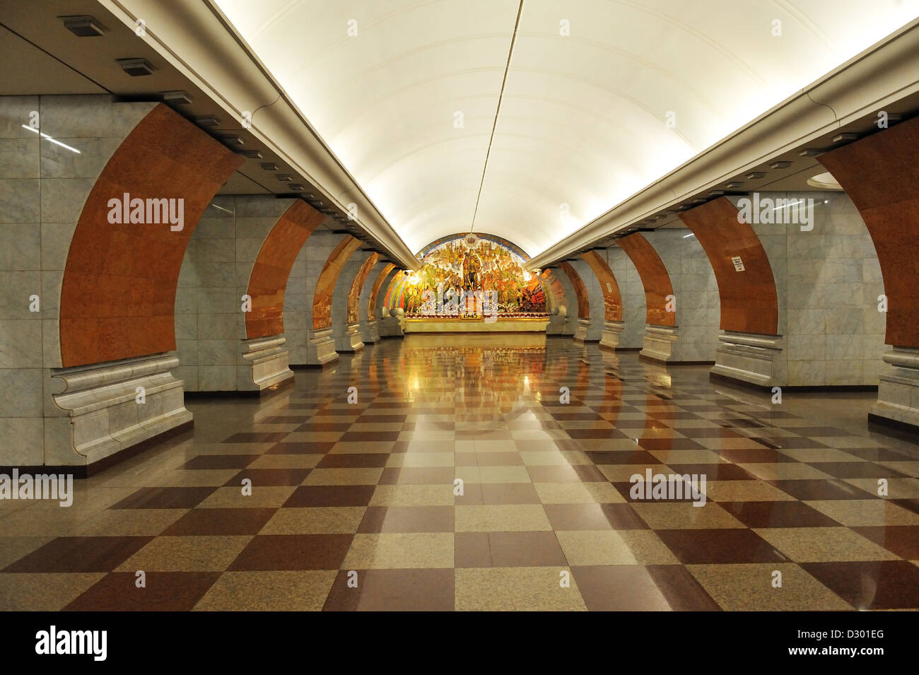 Mosca stazione della metropolitana Park Pobedy-con panno Grande Guerra Patriottica . Park Pobedy è la stazione più profonda a Mosca Foto Stock