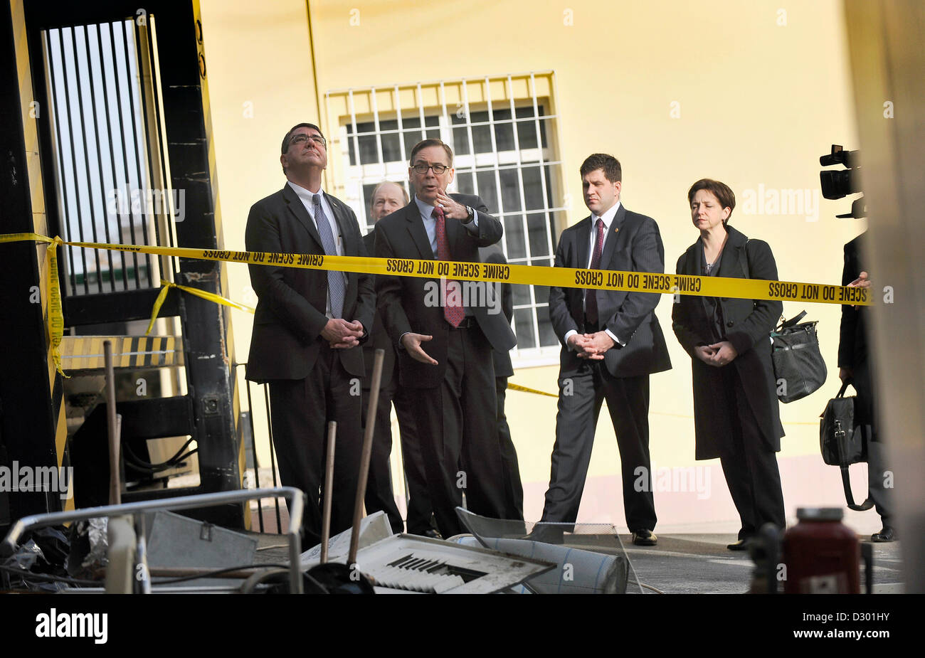 Noi Vice Segretario della Difesa Ashton Carter (sinistra) accompagnato da Jess Baily, Vice Capo della Missione, viste danni per gli Stati Uniti Embassy Febbraio 4, 2012 ad Ankara, Turchia. Carter è venuto all'ambasciata al sondaggio danni dopo la settimana scorsa il kamikaze attacco su ed esprime le sue condoglianze ai dipendenti. Foto Stock