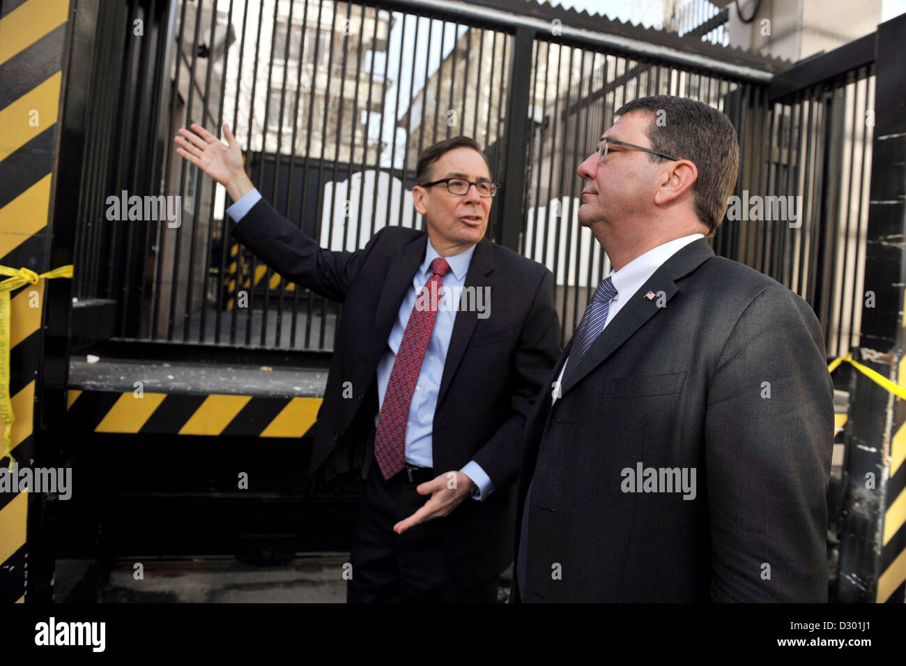 Noi Vice Segretario della Difesa Ashton Carter accompagnata da Jess Baily, Vice Capo della Missione, viste danni per gli Stati Uniti Embassy Febbraio 4, 2012 ad Ankara, Turchia. Carter è venuto all'ambasciata al sondaggio danni dopo la settimana scorsa il kamikaze attacco su ed esprime le sue condoglianze ai dipendenti. Foto Stock