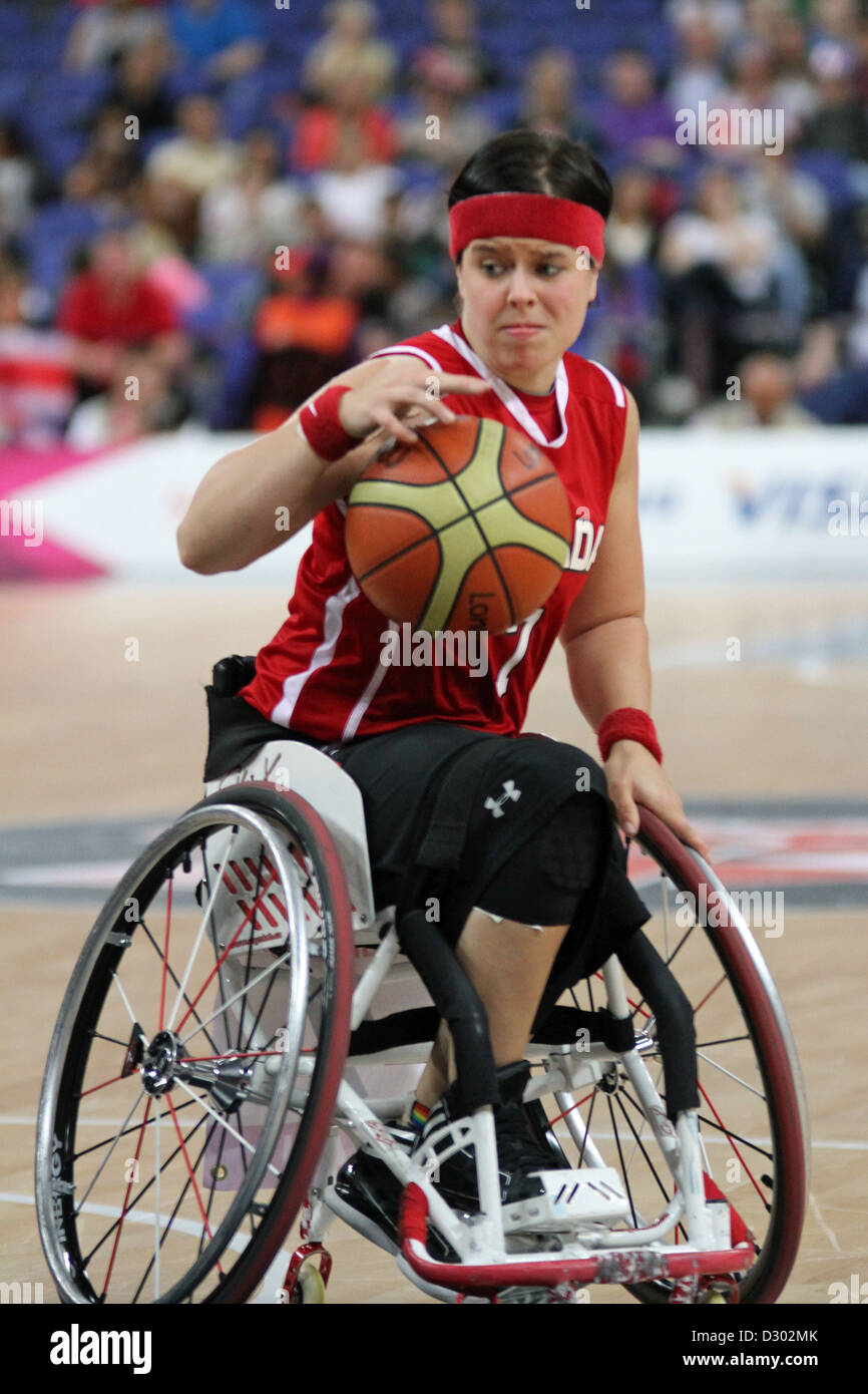 Cindy Ouellet del Canada v Gran Bretagna (GB) nelle donne il basket in carrozzella alla O2 Arena, Londra al 2012 Paralimpiadi Foto Stock