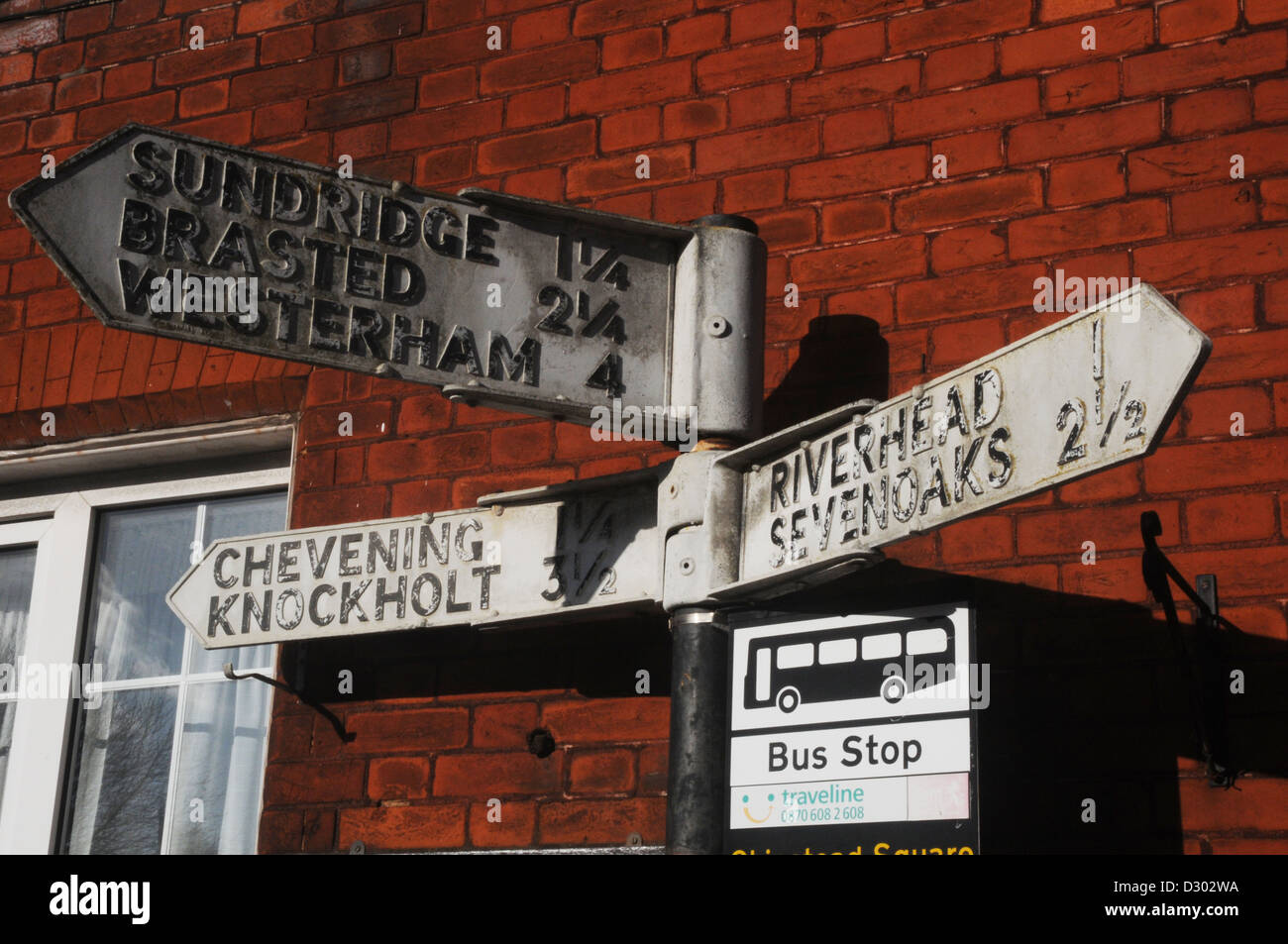 Il vecchio stile signpost, fermata bus, villaggio inglese Foto Stock