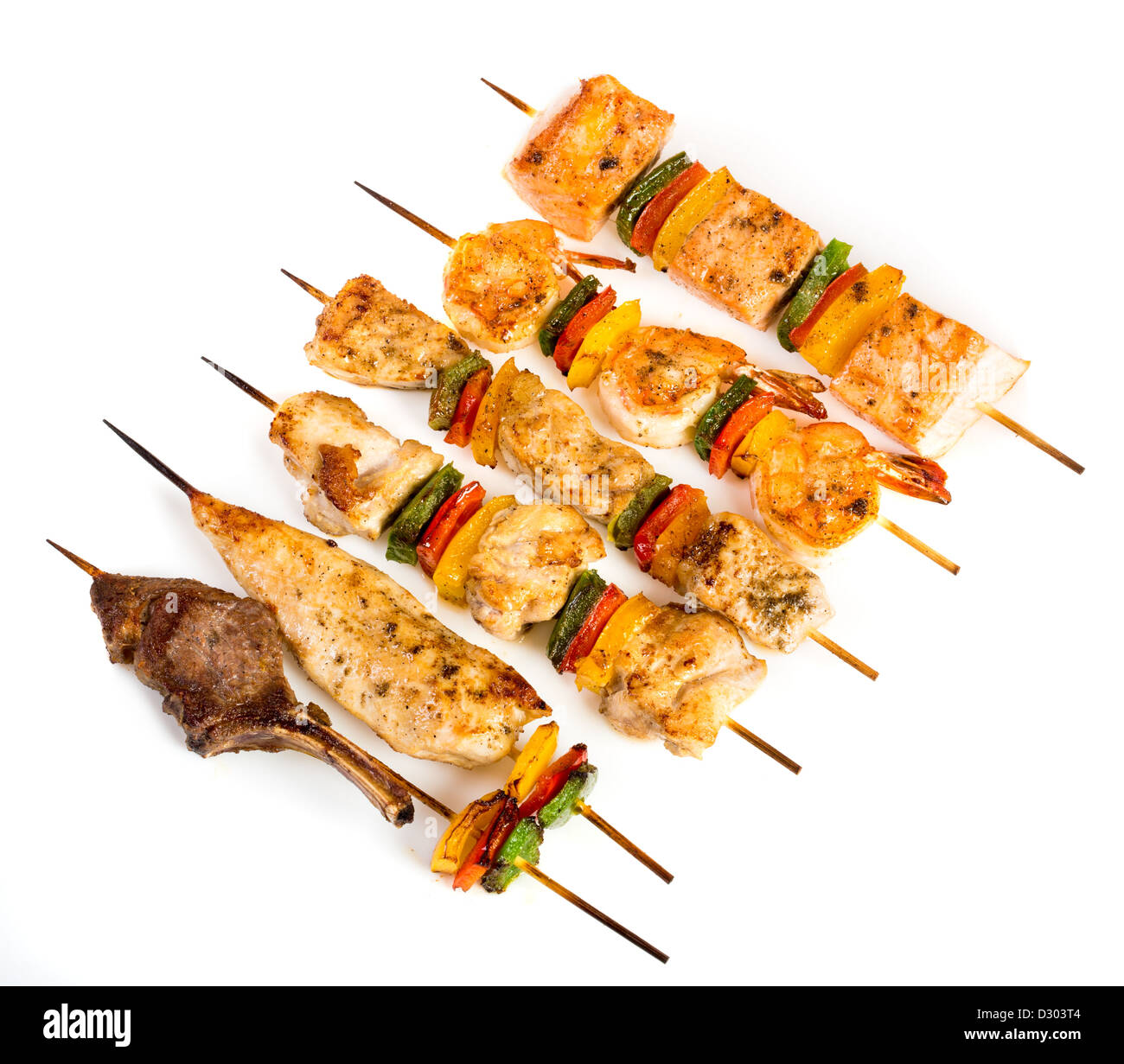 Gustose grigliate di carne su uno sfondo bianco, shish kebab Foto Stock