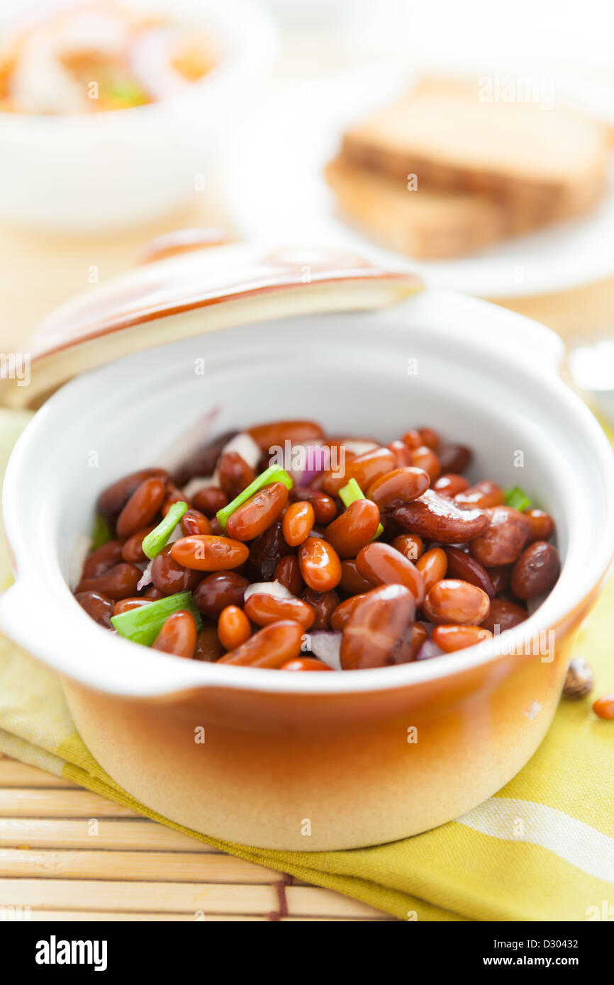 I fagioli in un vaso di ceramica su un tovagliolo, primo piano Foto Stock