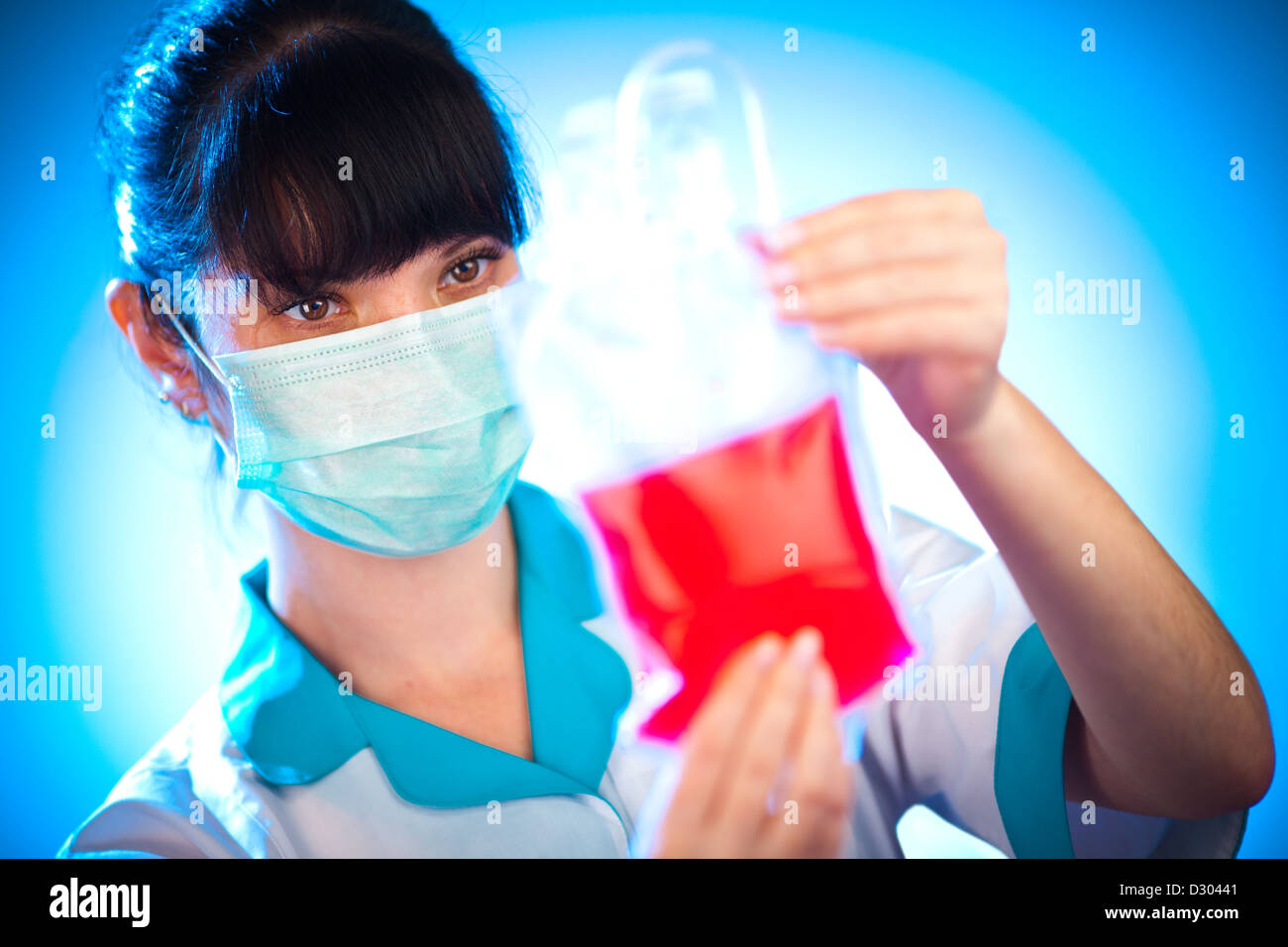 Medico con un pacchetto di sangue del donatore Foto Stock