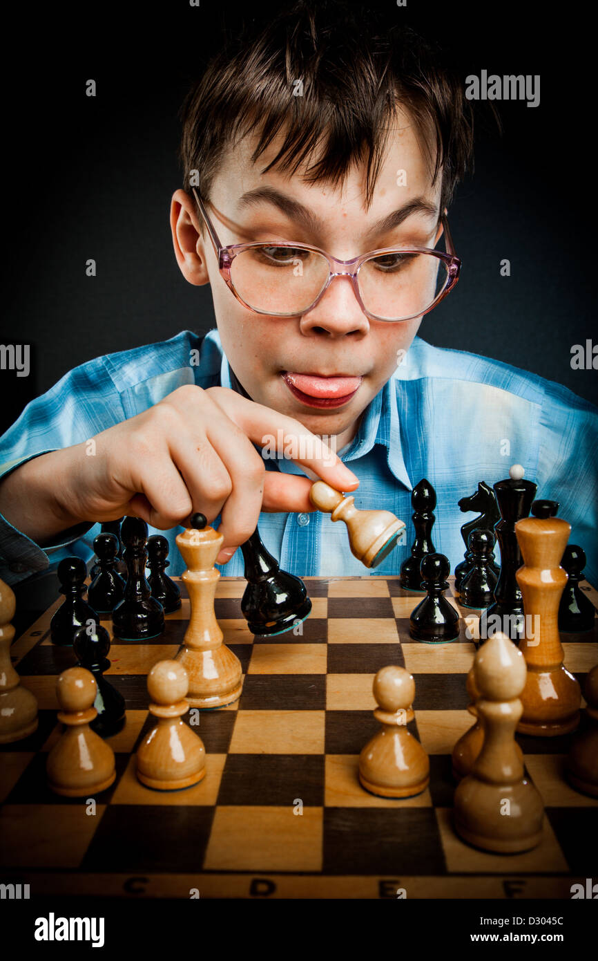 Wunderkind giocare a scacchi. Il ragazzo del Nerd. Foto Stock