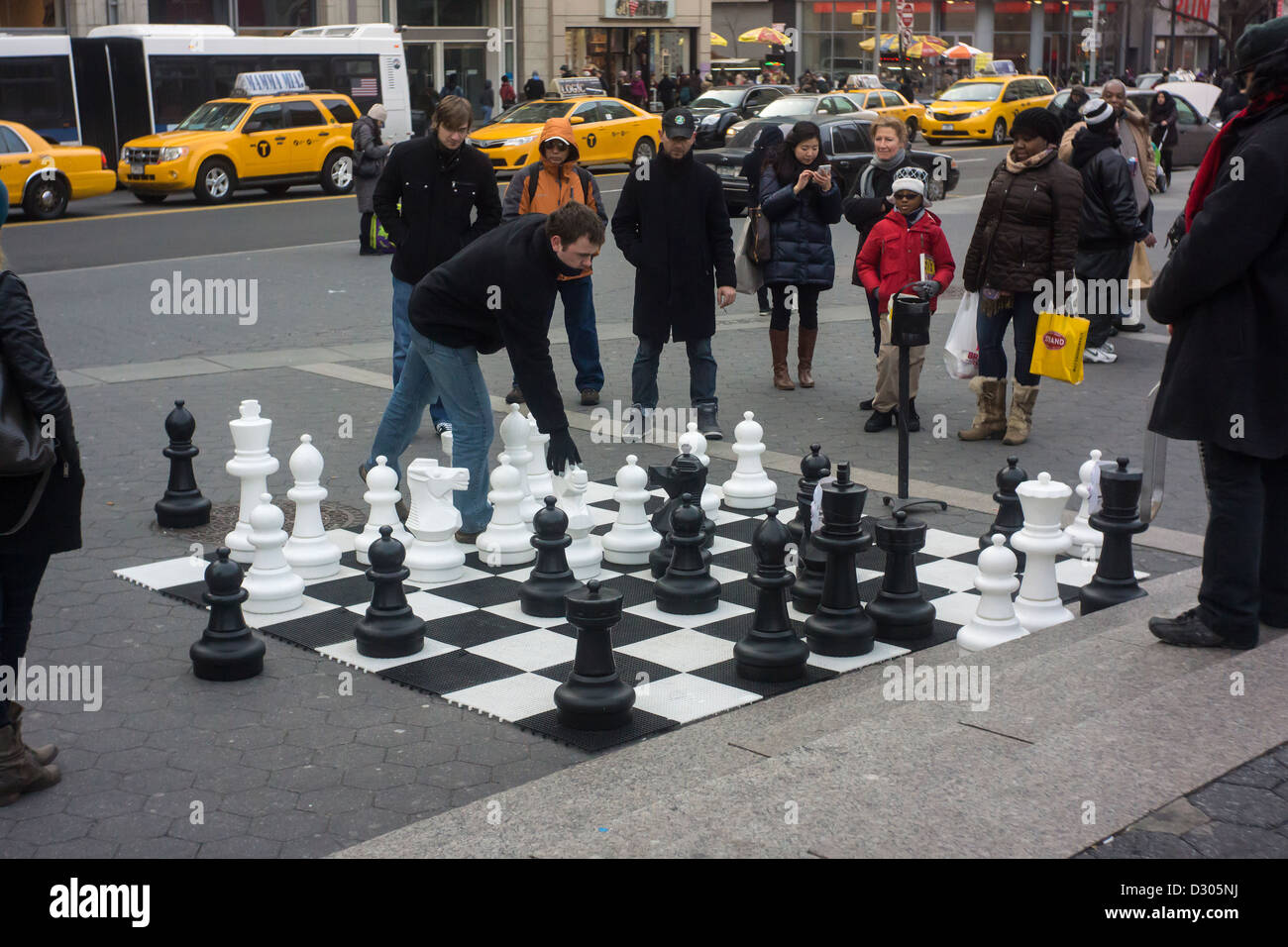 Maestro di scacchi gioca uno e tutto in una partita a scacchi su un grande campo da gioco in Union Square Park a New York Foto Stock