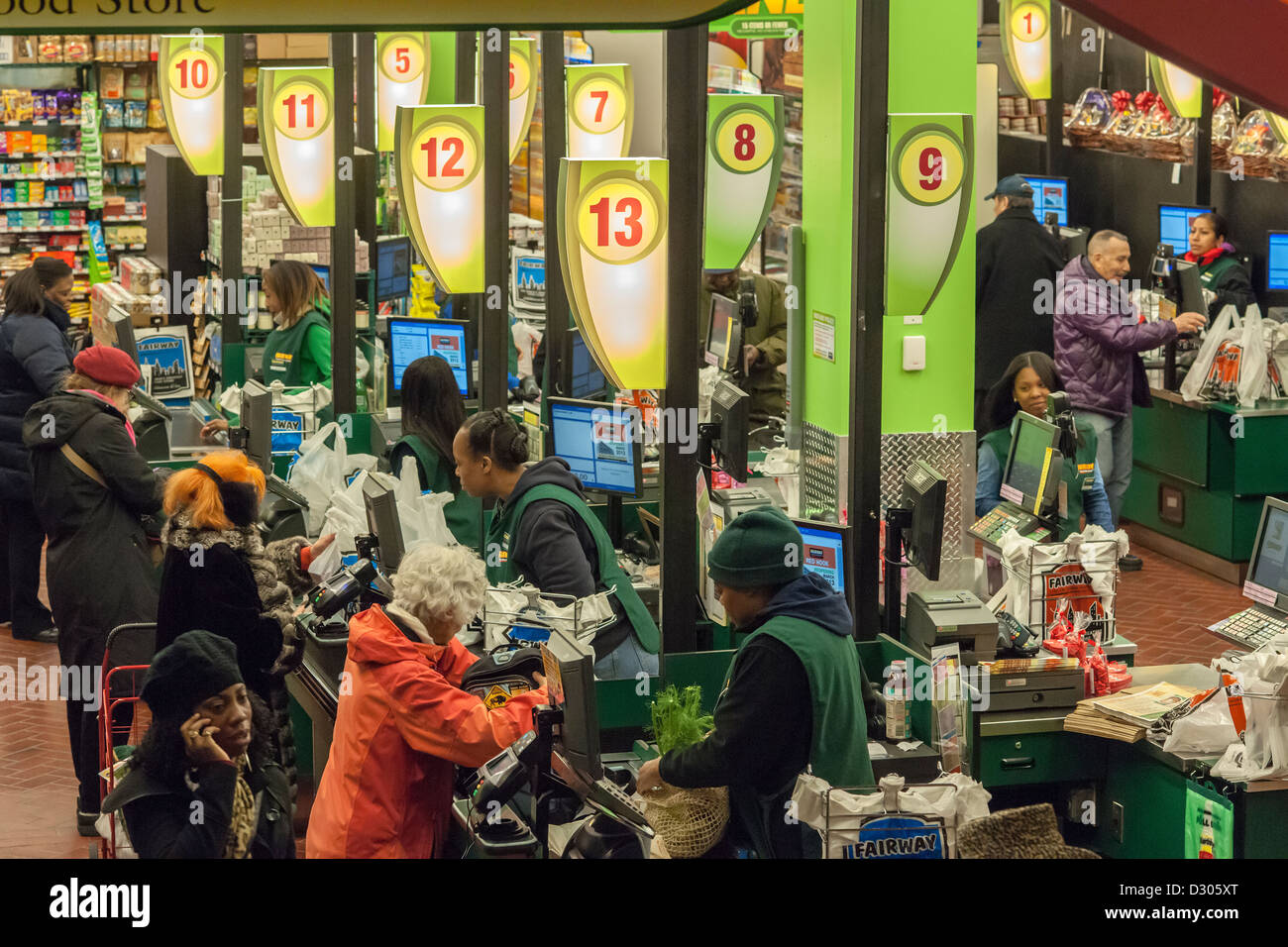 Gli amanti dello shopping presso il fairway supermercato sulla Kips Bay quartiere di New York Foto Stock