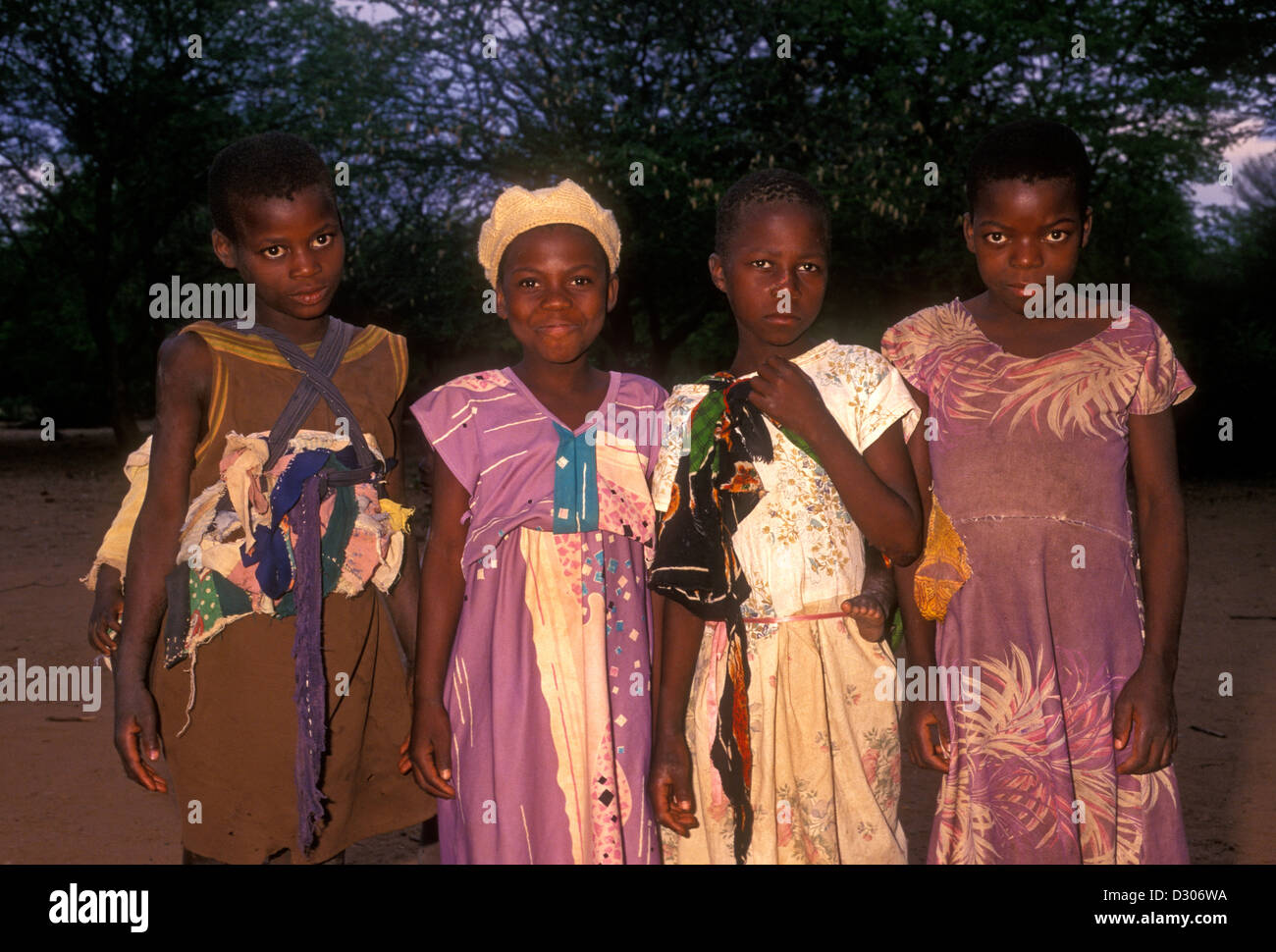 Dello Zimbabwe di ragazze, ragazze, femmina bambini, contatto visivo, vista frontale, villaggio, ritratto, Mahenye, Manicaland Province, Zimbabwe, Africa Foto Stock