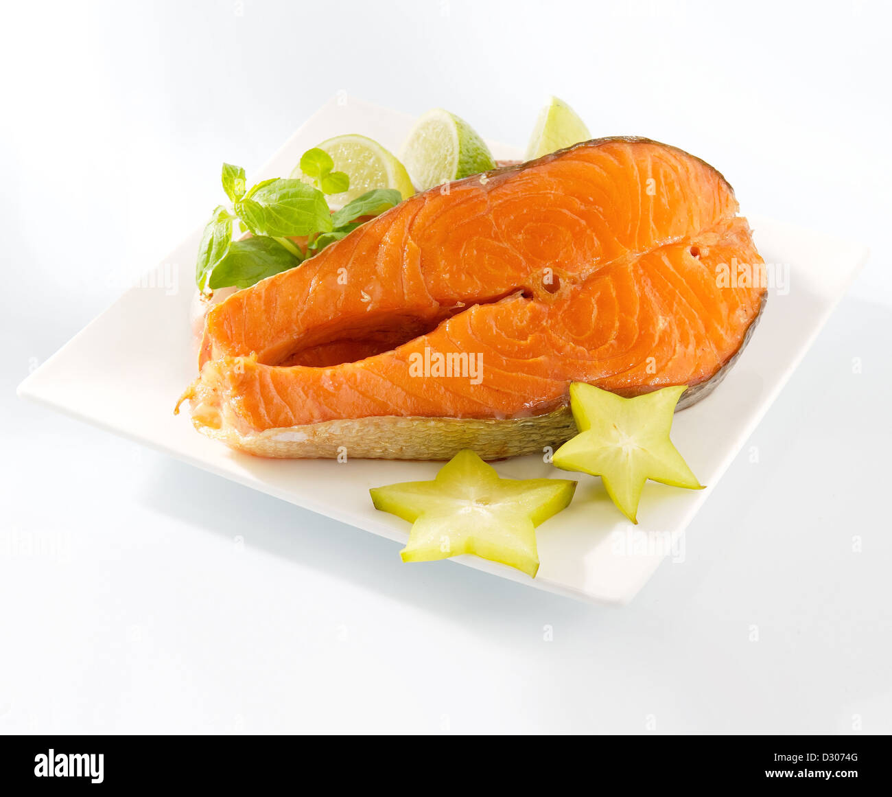 Fetta di salmone su una piastra e sfondo bianco Foto Stock