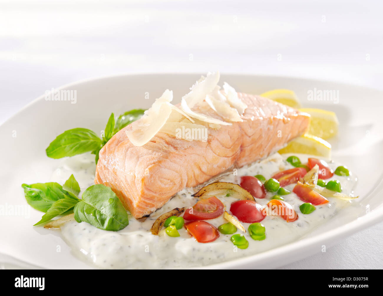 Cena con deliziosi salmone in crema su una piastra bianca Foto Stock